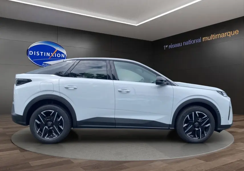 Profil côté gauche du Peugeot 3008 blanc Okenite 2024 avec jantes noires et détails noirs contrastants.