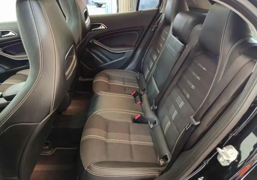 Vue intérieure côté droit des sièges arrière noirs en cuir et tissu du Mercedes GLA 220 d Business Exec 2018.