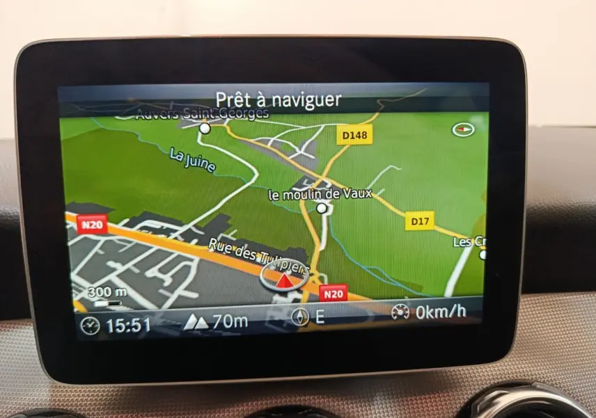 Écran de navigation couleur du Mercedes GLA 220 d Business Exec 2018, affichage digital clair sur tableau de bord.