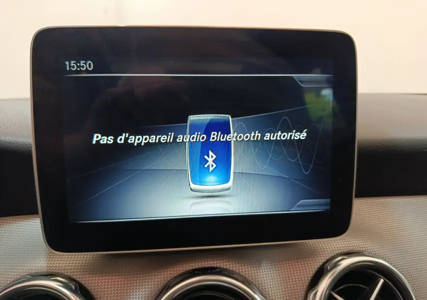 Écran central du tableau de bord d'une Mercedes GLA 220 d noir, affichant message Bluetooth sans appareil connecté.