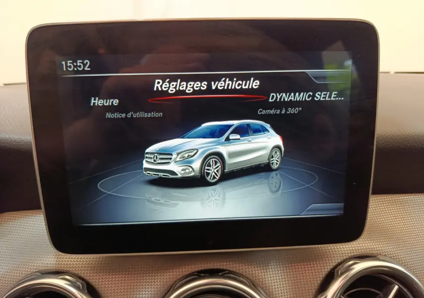 Écran central montrant un Mercedes GLA argent en vue 3/4 avant dans le menu Réglages véhicule