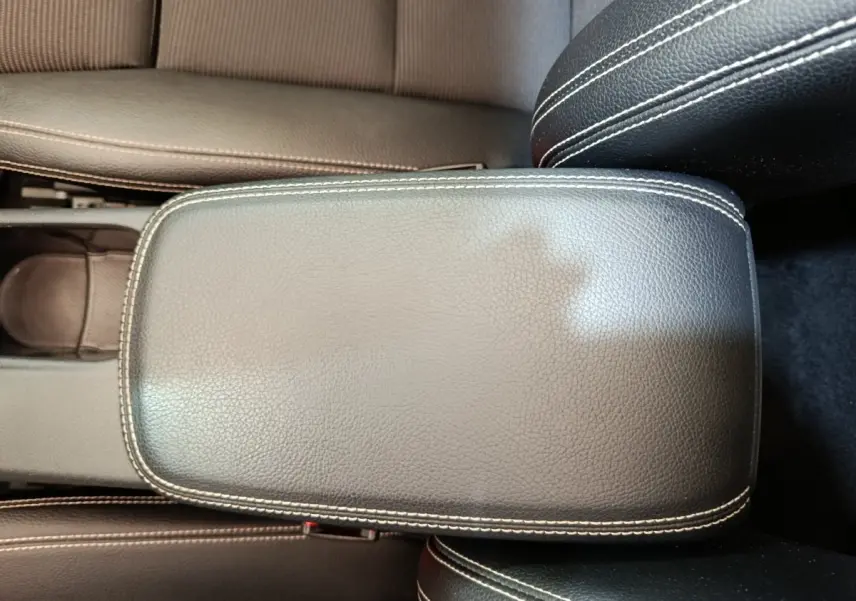 Gros plan sur l'accoudoir central en cuir noir avec surpiqûres blanches de la Mercedes GLA 220 d Business Exec 2018.