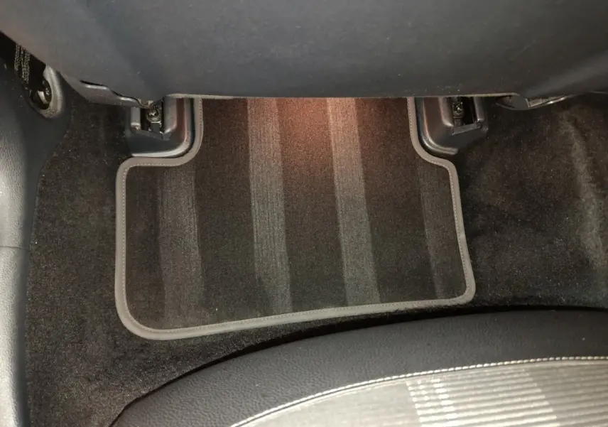 Vue rapprochée du tapis de sol noir côté passager arrière d'une Mercedes GLA 220 d Business Exec 2018.