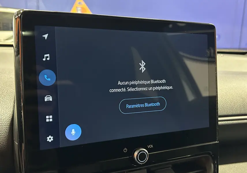 Écran tactile central de la Toyota Yaris Cross 2025 affichant le menu Bluetooth, intérieur noir et moderne.