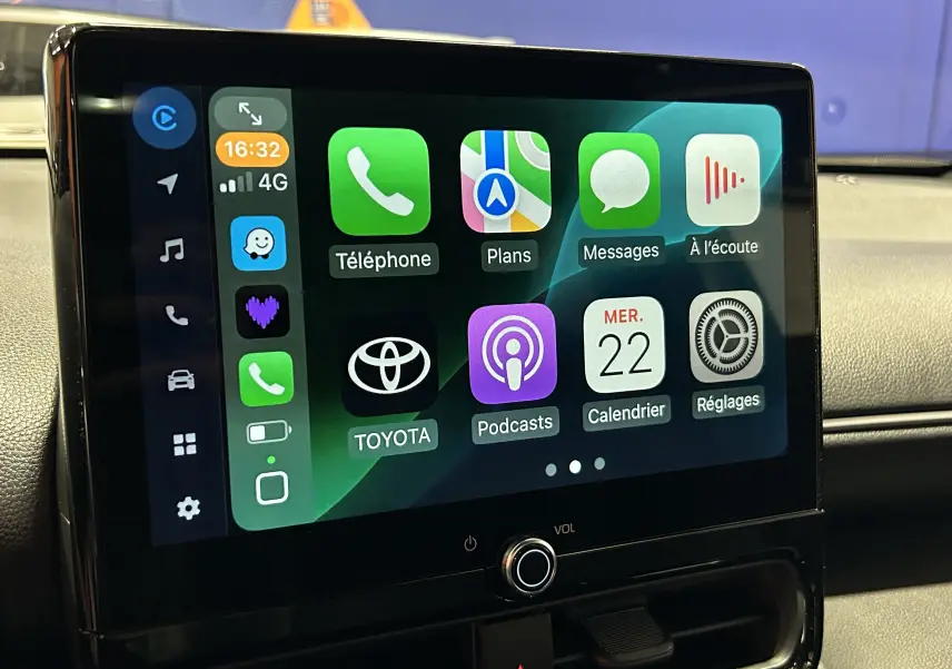 Écran tactile central de la Toyota Yaris Cross 130 Design 2025 affichant Apple CarPlay et applications connectées.