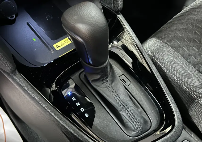 Le levier de vitesses automatique noir de la Toyota Yaris Cross 130 Design, vue rapprochée de la console centrale.