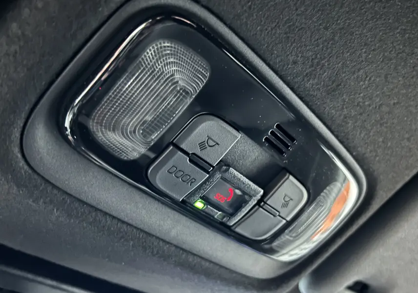 Plafonnier intérieur avec commandes d’éclairage et bouton SOS du Toyota Yaris Cross blanc hybride 2025.