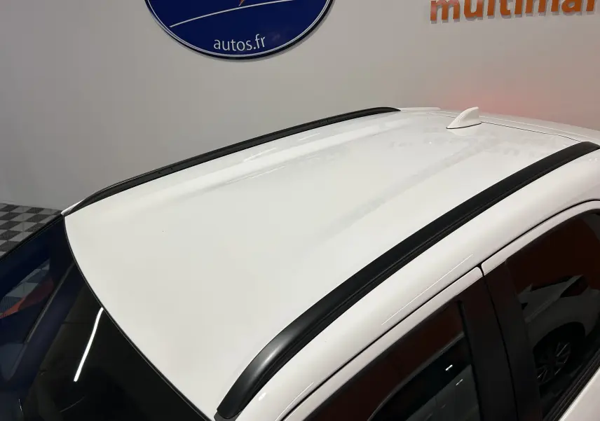 Toit blanc de la Toyota Yaris Cross 2025 avec barres de toit noires et antenne requin en vue plongeante.