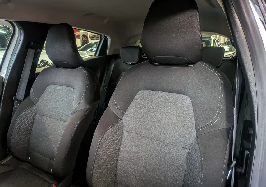 Gros plan sur les sièges avant en tissu gris foncé de la Renault Clio V Business 2021, vue côté conducteur.