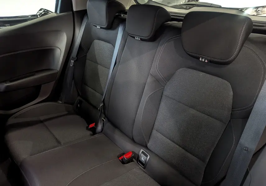 Vue intérieure des sièges arrière en tissu noir de la Renault Clio V Business 2021, avec ceintures de sécurité et appuie-têtes.