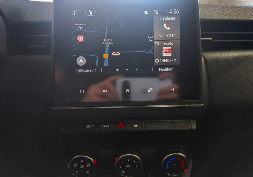 Écran tactile central avec navigation et commandes climatisation dans l'habitacle d'une Renault Clio V Blanc Glacier 2021.