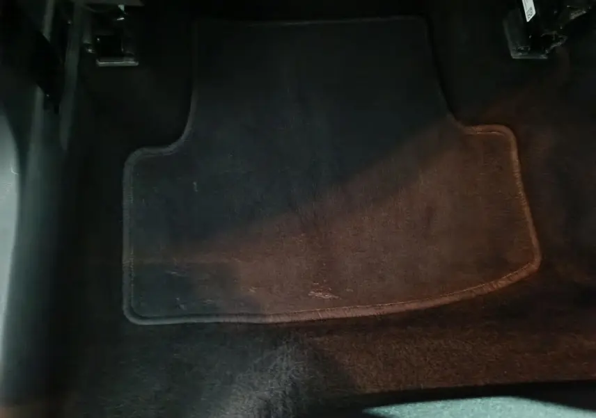 Tapis de sol noir vu de dessus dans l'habitacle du SKODA KAROQ 2.0 TDI 116ch Selection 2024