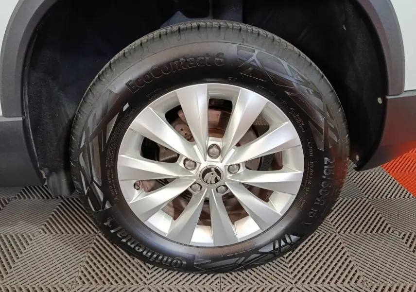 Gros plan sur la roue avant droite du Skoda Karoq 2024 avec jante argentée et pneu Continental EcoContact 6.