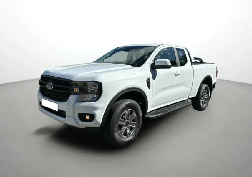 Ford Ranger blanc glacier en 3/4 avant droit avec arceaux inox et marchepieds intégrés aux pare-chocs.