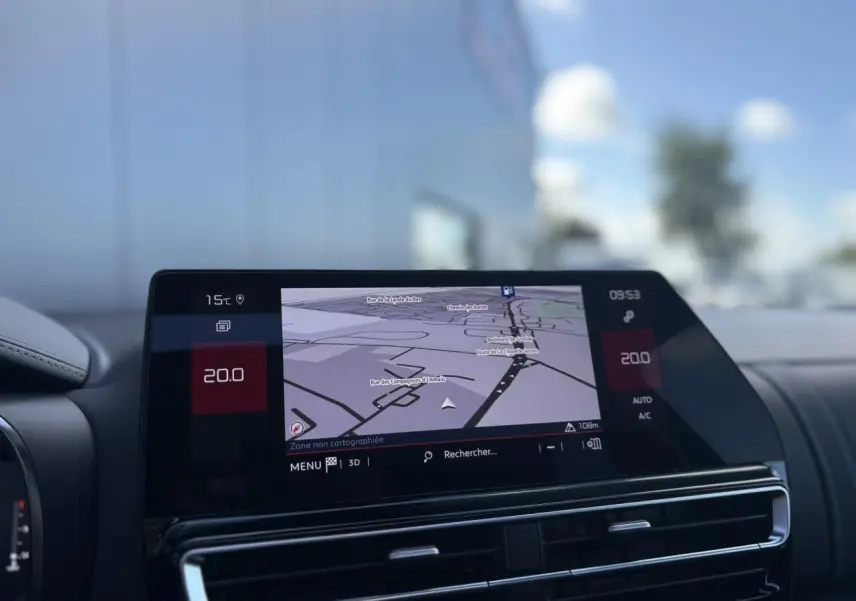 Gros plan sur l'écran tactile central du tableau de bord du Citroën C5 Aircross noir Perla, affichant la navigation.