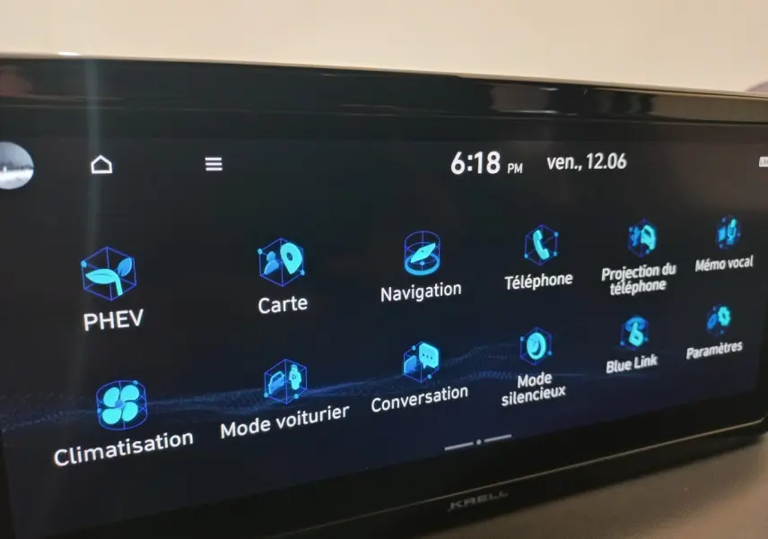 Écran tactile intérieur du Hyundai Santa Fe hybride 2021 affichant les options de navigation et connectivité.