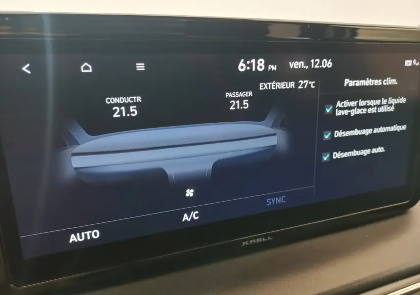 Écran tactile intérieur du Hyundai Santa Fe hybride 2021 affichant la climatisation et paramètres de désembuage.