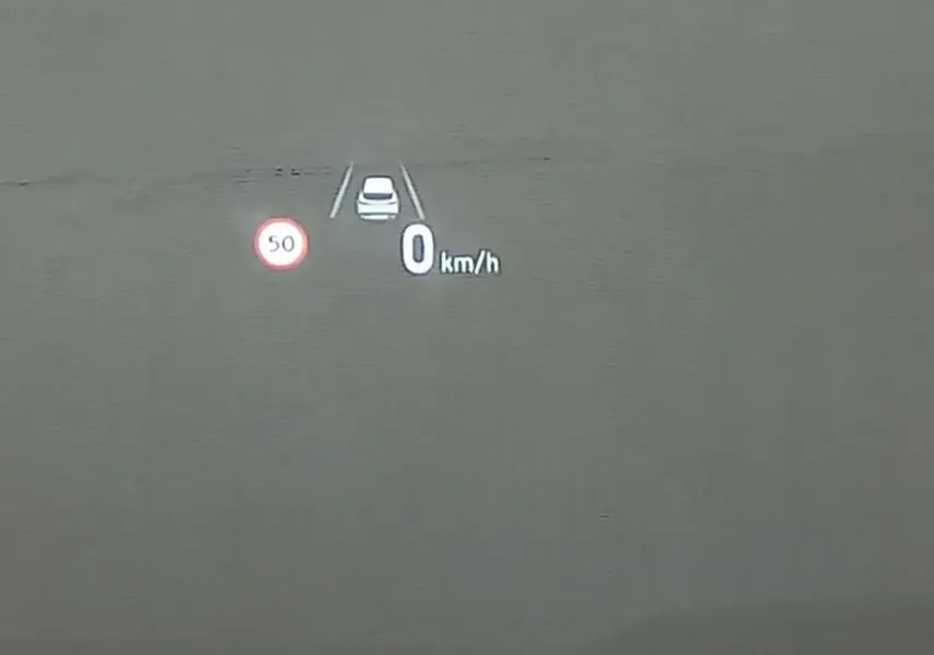 Affichage tête haute montrant limite de vitesse 50 km/h et véhicule à l'arrêt, sans vue du Hyundai Santa Fe gris.