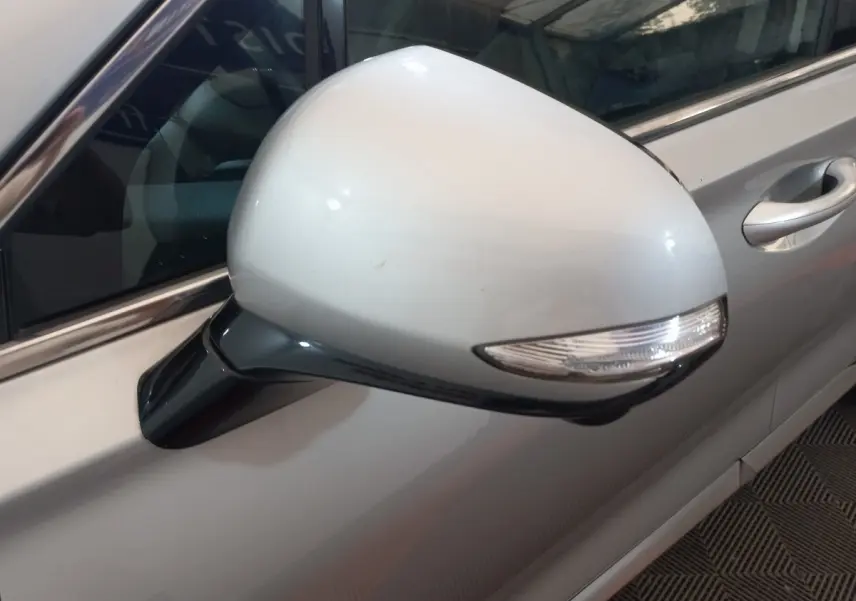 Rétroviseur droit gris clair du Hyundai Santa Fe 2021 hybride rechargeable, avec clignotant intégré visible en gros plan.