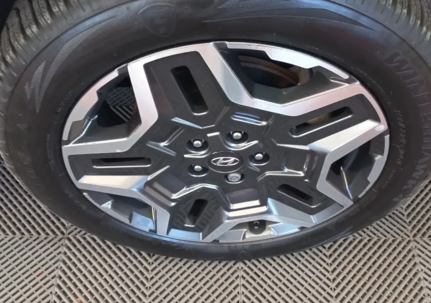 Gros plan sur la jante alliage grise au design géométrique du Hyundai Santa Fe hybride rechargeable 2021.
