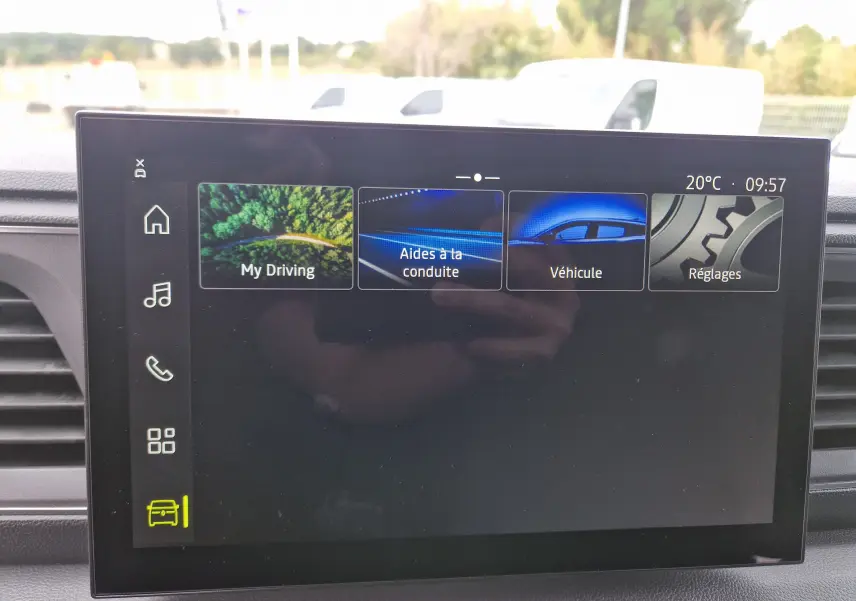 Écran tactile du système multimédia openR Link 10'' du Renault Master L2H2 gris urbain, affichant les menus d'aide à la conduite.