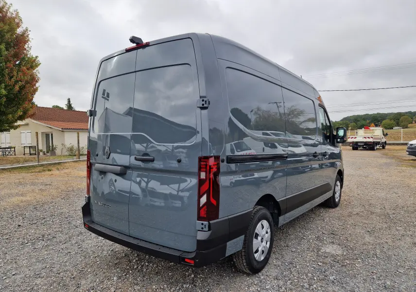 Vue 3/4 arrière droite du Renault Master gris urbain 2026, avec feux arrière verticaux et caméra de recul visible.
