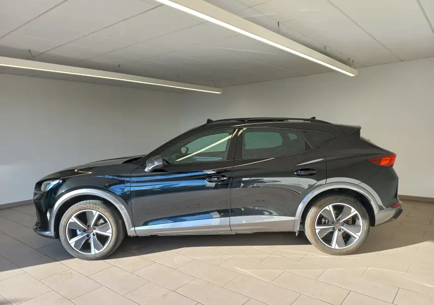 Vue de profil côté gauche du CUPRA Formentor noir minuit 2024 avec jantes alliage 18'' Performance Aero.