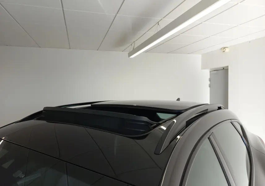 Vue rapprochée du toit ouvrant panoramique noir minuit du CUPRA Formentor 1.4 e-HYBRID 2024, côté gauche.