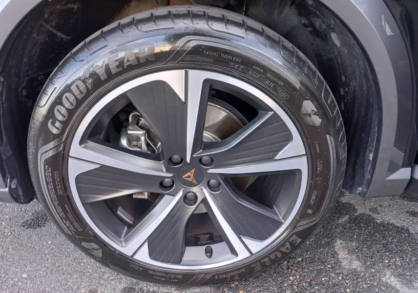 Gros plan sur la jante alliage 18'' Performance Aero de la CUPRA Formentor noir minuit, pneu Goodyear visible.