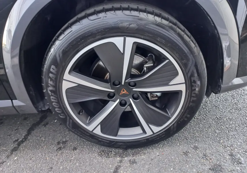 Gros plan sur la jante 18'' Performance Aero noire et grise du CUPRA Formentor 1.4 e-HYBRID 2024 noir minuit.