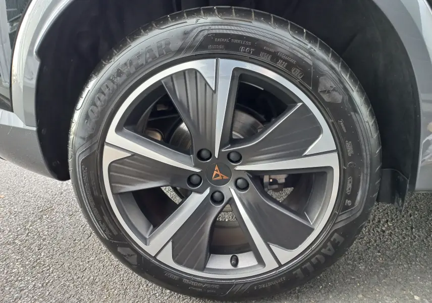 Gros plan sur la jante alliage 18'' Performance Aero du CUPRA Formentor noir minuit, avec pneu Goodyear Eagle visible.