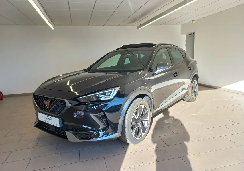 Vue 3/4 avant droite du CUPRA Formentor noir minuit avec jantes 18'' Performance Aero et toit ouvrant panoramique ouvert.