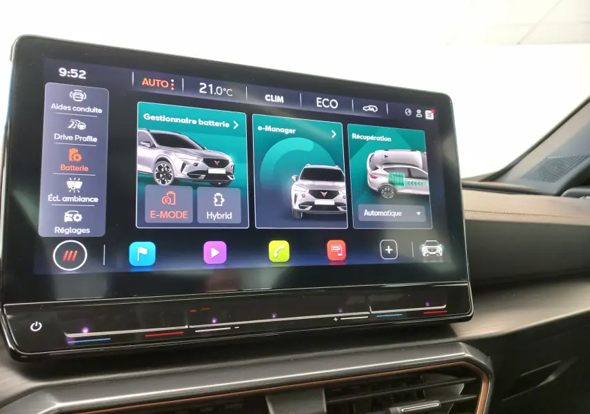 Écran tactile central du tableau de bord du CUPRA Formentor 2024 montrant les options de gestion batterie et modes hybrides.