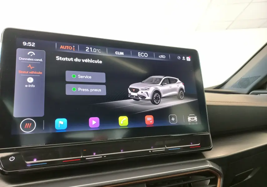 Écran tactile intérieur affichant le statut du véhicule CUPRA Formentor 2024 avec interface moderne et ambiance lumineuse discrète.