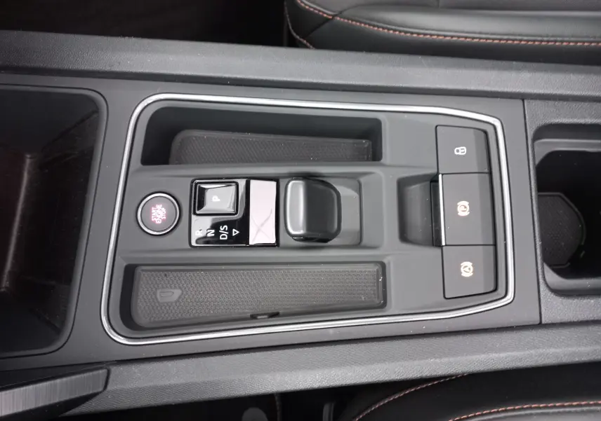 Vue rapprochée de la console centrale du CUPRA Formentor 1.4 e-HYBRID 2024 avec levier de vitesses et boutons lumineux.