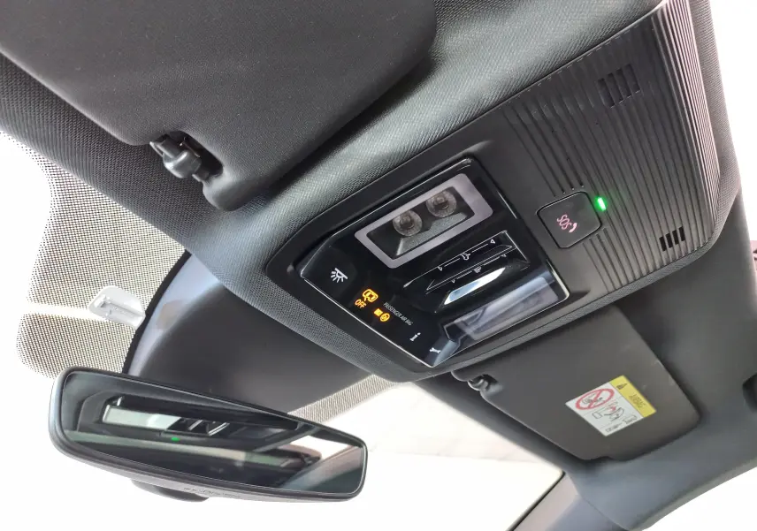 Vue intérieure du plafonnier et du rétroviseur d’un CUPRA Formentor 1.4 e-HYBRID 2024 avec toit panoramique noir.