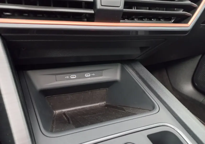 Gros plan sur la console centrale noire du CUPRA Formentor 2024, avec deux ports USB-C et un espace de rangement.