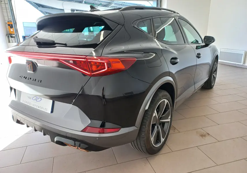 Vue 3/4 arrière droite du CUPRA Formentor noir minuit avec jantes 18 pouces et feux arrière LED distinctifs.