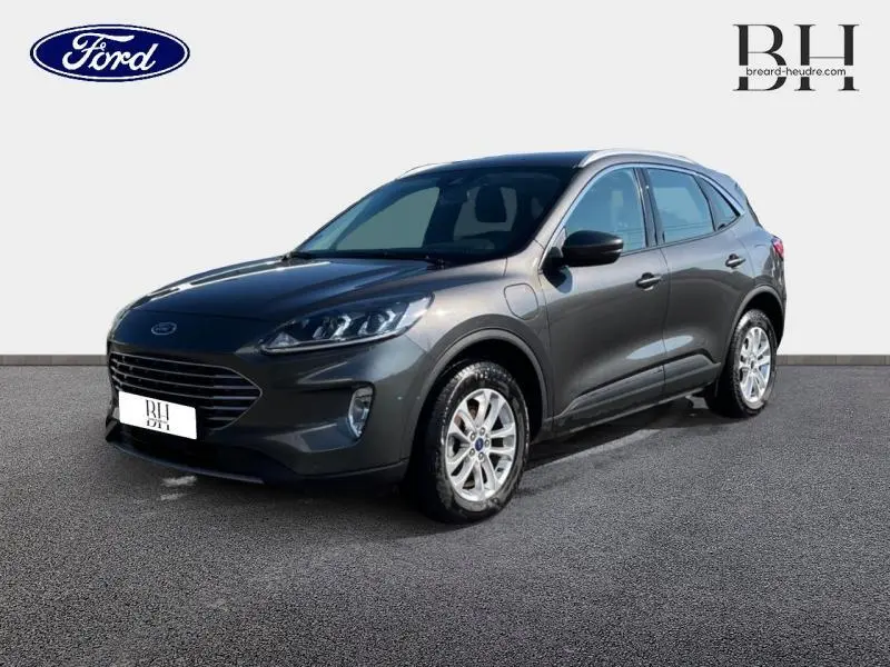 Ford Kuga hybride rechargeable gris métallisé vu en 3/4 avant droit avec jantes alu et phares LED