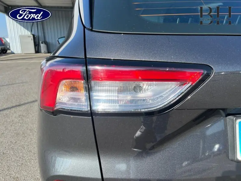 Gros plan sur le feu arrière droit rouge et blanc du Ford Kuga gris Magnetic Métallisée 2022, finition Titanium PHEV.