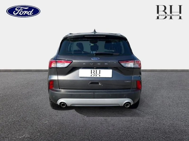 Vue arrière d'un Ford Kuga gris Magnetic Métallisée avec double sortie d'échappement et feux arrière LED.