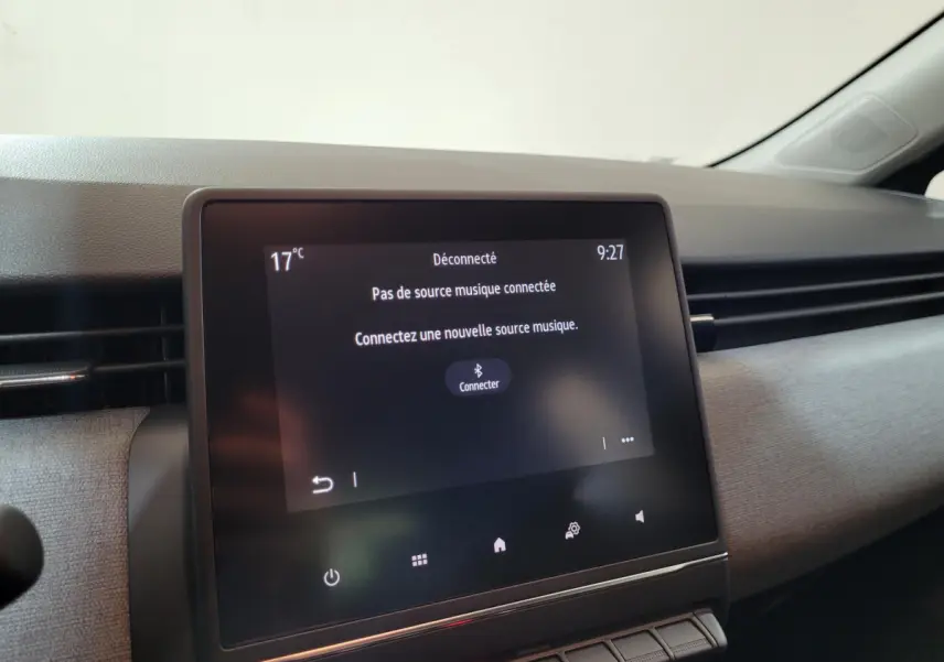 Écran tactile central de la Renault Clio gris foncé 2025 affichant une connexion Bluetooth inactive.