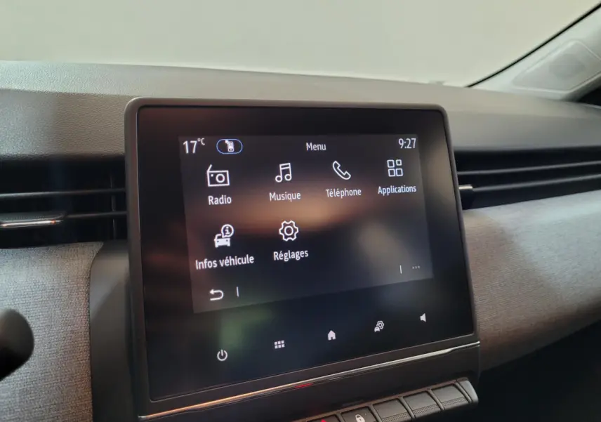 Écran tactile central allumé de la Renault Clio gris foncé 2025, affichant menu radio et téléphone.