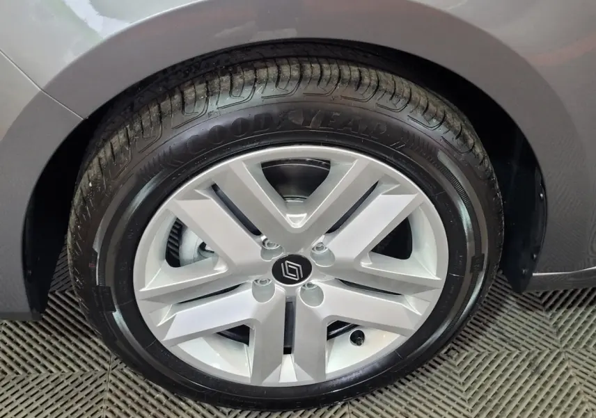 Gros plan sur la roue avant droite grise d'une Renault Clio 2025 avec jante alliage et pneu Goodyear.
