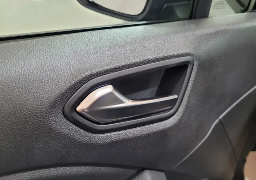 Poignée intérieure de porte côté conducteur de la Renault Clio Evolution Blue dCi 100 gris foncé, vue rapprochée.