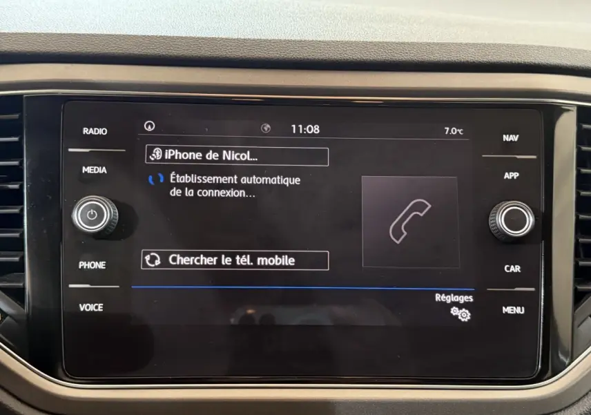 Écran tactile central du Volkswagen T-Roc noir 2020 affichant la connexion Bluetooth en cours