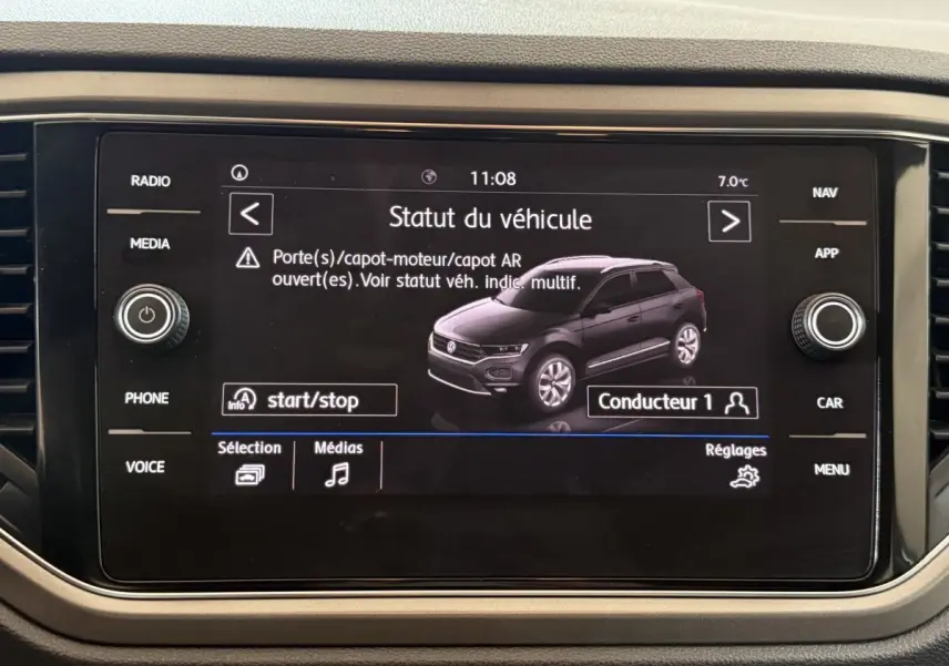 Écran tactile du tableau de bord affichant le statut d’un Volkswagen T-Roc noir en vue 3/4 avant droite.