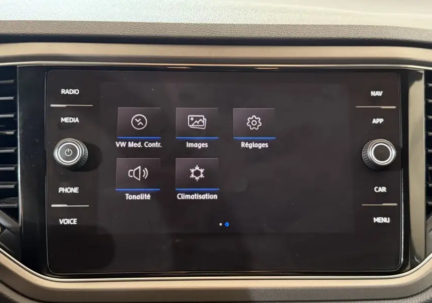 Écran tactile central du Volkswagen T-Roc 2020 affichant les menus multimédia et climatisation, intérieur noir.