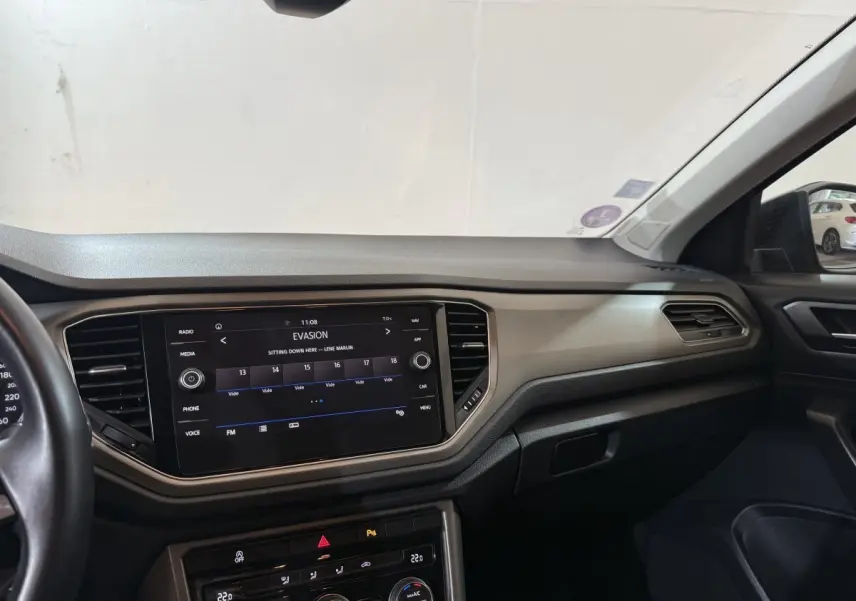 Tableau de bord et écran tactile 8 pouces du Volkswagen T-Roc noir, vue intérieure côté passager.