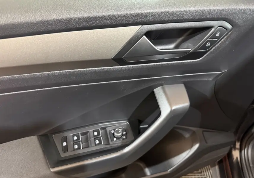 Poignée de porte côté conducteur noir avec commandes des vitres et verrouillage sur Volkswagen T-Roc 2020 noir.